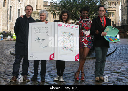 London, UK, 26.04.2012. Julie Walters CBE, Schauspielerin und novelist.together mit Meera Syal, britischer Komiker, Schriftsteller, Dramatiker, Produzentin und Schauspielerin, Indie-Band, The Noisettes und DJ, Gillies Peterson am Tower of London. Die wurden zur Einführung des Programms für das London 2012 Festival erscheinen die Stockfoto