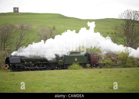 Renfrewshire, Schottland, Großbritannien, Donnerstag, 26th. April, 2012. Dampfzug der Herzogin von Sutherland, Nummer 46233, vorbei am Castle Semple Temple zwischen Howwood und Lochwinnoch auf der Hauptstrecke zwischen Glasgow und Ayr Stockfoto