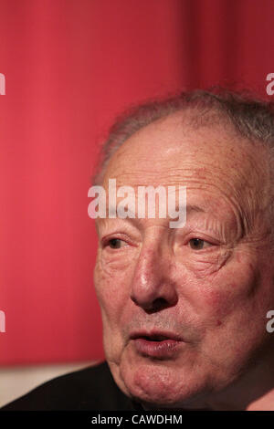 Mittwoch, 25. April 2012 Film Regisseur Robin Hardy bei der Premiere von "The Wicker Tree', eine Fortsetzung zu The Wicker Man, das er auch leitete Stockfoto