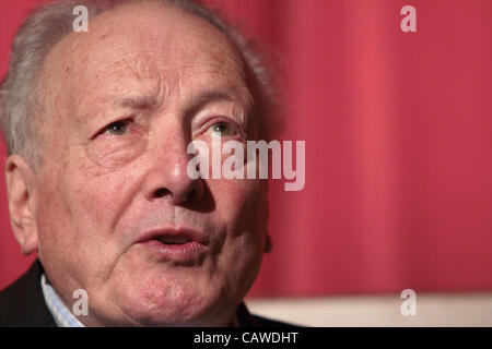 Mittwoch, 25. April 2012 Film Regisseur Robin Hardy bei der Premiere von "The Wicker Tree', eine Fortsetzung zu The Wicker Man, das er auch leitete Stockfoto