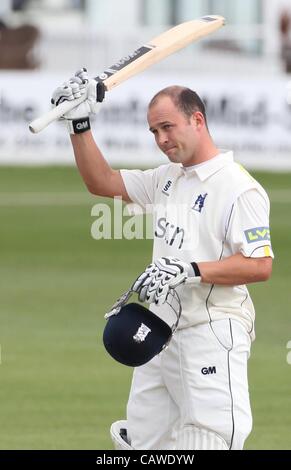 Jonathon Trott feiert seinen Jahrhundert während der LV Division 1 Championship Match zwischen Sussex und Warwickshire an den Probiz Boden in Hove, UK. 26. April 2012. Stockfoto