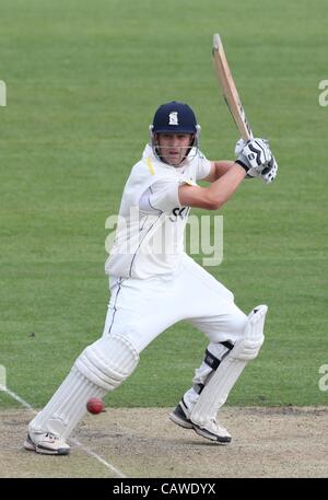 Jonathon Trott schneidet den Ball während des Spiels LV 1 Meisterschaft zwischen Sussex und Warwickshire an den Probiz Boden in Hove, UK 26. April 2012. Stockfoto