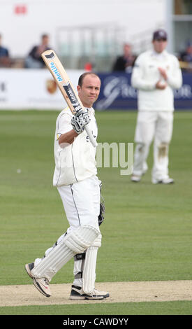 Jonathon Trott feiert seinen Jahrhundert während der LV Division 1 Championship Match zwischen Sussex und Warwickshire an den Probiz Boden in Hove 26. April 2012. Stockfoto