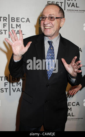 25. April 2012 kommt - New York, New York, USA - Alan Dershowitz für das Tribeca Film Festival Premiere der '' Knife Fight'' bei BMCC Tribeca Pac in New York am 25. April 2012. (Kredit-Bild: © Sharon Neetles/Globe Photos/ZUMAPRESS.com) Stockfoto