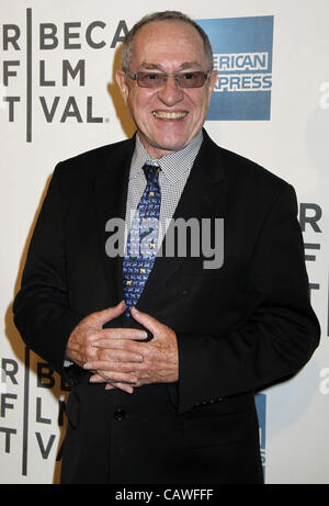 25. April 2012 kommt - New York, New York, USA - Alan Dershowitz für das Tribeca Film Festival Premiere der '' Knife Fight'' bei BMCC Tribeca Pac in New York am 25. April 2012. (Kredit-Bild: © Sharon Neetles/Globe Photos/ZUMAPRESS.com) Stockfoto