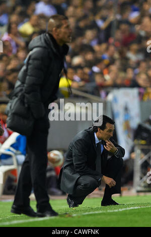 26.04.2012 Valencia, Spanien. Valencia V Atletico Madrid. Valencias Trainer Trainer Unai Emery in der Nähe von Atletico de Madrid Kopf aussieht, auf Diego Pablo Simeone während der UEFA Europa League-Spiel im Mestalla-Stadion gespielt. Stockfoto