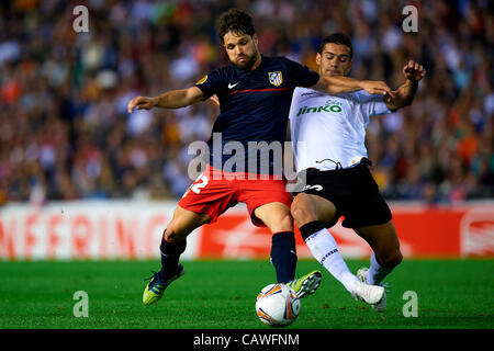 26.04.2012 Valencia, Spanien. Valencia V Atletico Madrid. Valencias Ricardo Costa (R) wetteifert um den Ball mit Atletico de Madrid Diego (L) während der UEFA Europa League-Spiel im Mestalla-Stadion gespielt. Stockfoto