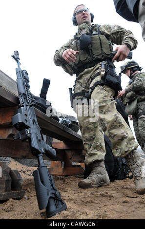 25. April 2012 - St. Petersburg, Russland - russische Geheimdienst FSB Spezialeinheiten Spetsnaz Training. (FSB ist russische Geheimdienst: Fromer KGB). Im Bild: Spetsnaz FSB Kämpfer. (Kredit-Bild: © PhotoXpress/ZUMAPRESS.com) Stockfoto