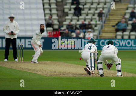 26.04.2012 Worcester, England. Worcester V Nottinghamshire County Cricket. Moeen Ali (Worcester) bowling, James Taylor für Notts County während der LV County Championship Match spielte im neuen Road-Stadion. Stockfoto