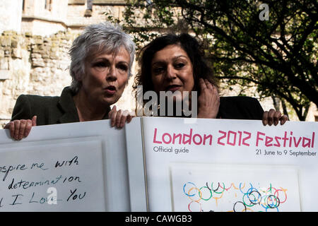 London, UK, 26.04.2012. Julie Walters, CBE, englische Schauspielerin und novelist.together mit Meera Syal, britischer Komiker, Schriftsteller, Dramatiker, Sänger, Journalist, Produzent und Schauspielerin, der Tower of London. Die wurden zur Einführung des Programms für das London 2012 Festival stattfindet von erscheinen Stockfoto