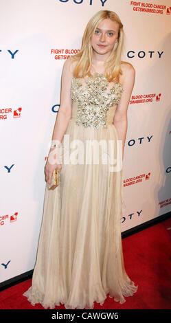 26. April 2012 - New York, New York, US - Schauspielerin DAKOTA FANNING besucht die 6. jährlichen DKMS verknüpften gegen Blut Krebs Gala statt im Cipriani Wall Street. (Bild Kredit: Nancy Kaszerman/ZUMAPRESS.com ©) Stockfoto