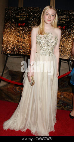 26. April 2012 - New York, New York, US - Schauspielerin DAKOTA FANNING besucht die 6. jährlichen DKMS verknüpften gegen Blut Krebs Gala statt im Cipriani Wall Street. (Bild Kredit: Nancy Kaszerman/ZUMAPRESS.com ©) Stockfoto