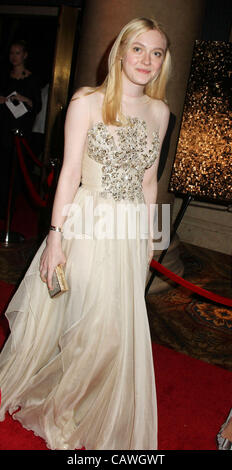 26. April 2012 - New York, New York, US - Schauspielerin DAKOTA FANNING besucht die 6. jährlichen DKMS verknüpften gegen Blut Krebs Gala statt im Cipriani Wall Street. (Bild Kredit: Nancy Kaszerman/ZUMAPRESS.com ©) Stockfoto
