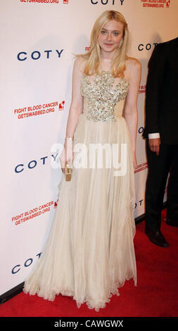 26. April 2012 - New York, New York, US - Schauspielerin DAKOTA FANNING besucht die 6. jährlichen DKMS verknüpften gegen Blut Krebs Gala statt im Cipriani Wall Street. (Bild Kredit: Nancy Kaszerman/ZUMAPRESS.com ©) Stockfoto