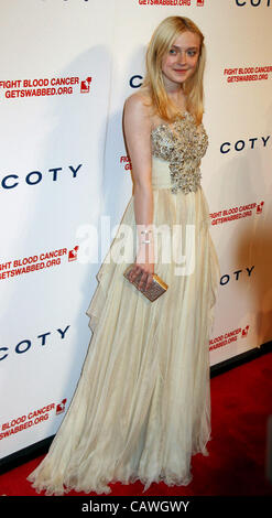 26. April 2012 - New York, New York, US - Schauspielerin DAKOTA FANNING besucht die 6. jährlichen DKMS verknüpften gegen Blut Krebs Gala statt im Cipriani Wall Street. (Bild Kredit: Nancy Kaszerman/ZUMAPRESS.com ©) Stockfoto