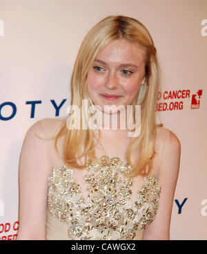 26. April 2012 - New York, New York, US - Schauspielerin DAKOTA FANNING besucht die 6. jährlichen DKMS verknüpften gegen Blut Krebs Gala statt im Cipriani Wall Street. (Bild Kredit: Nancy Kaszerman/ZUMAPRESS.com ©) Stockfoto