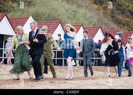 Bournemouth, UK. 27. April 2012. England und Wales erste Strandhochzeit am Strand von Bournemouth. Kate Smith & Frazer Seed gewann das Paket in ITV Tagesanbruch Wettbewerbsarten Brautkleid, Blumenstrauß, Kuchen, Hochzeit Frühstück, Champagner, Festzelt, Übernachtungsmöglichkeit für Braut, Bräutigam & Gäste enthalten Stockfoto