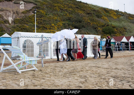 Bournemouth, UK. 27. April 2012. England und Wales erste Strandhochzeit am Strand von Bournemouth. Kate Smith & Frazer Seed gewann das Paket in ITV Tagesanbruch Wettbewerbsarten Brautkleid, Blumenstrauß, Kuchen, Hochzeit Frühstück, Champagner, Festzelt, Übernachtungsmöglichkeit für Braut, Bräutigam & Gäste enthalten Stockfoto