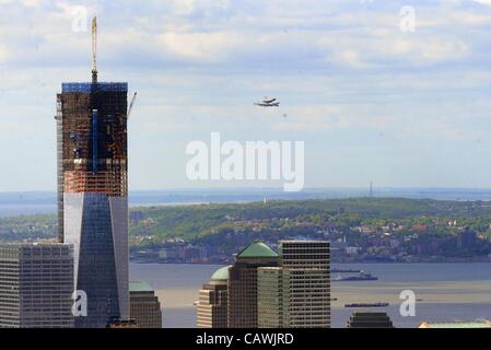 27. April 2012. Manhattan, New York, U.S.Space Shuttle Enterprise, eine 747 Shuttle Träger montiert kommt vor der Landung am Flughafen JFK in New York. Unternehmen, die von Washington D.C. geflogen war, wird schließlich in der ständigen Ausstellung der Intrepid Sea, Air and Space Museum gestellt werden Stockfoto