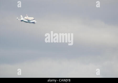 Space Shuttle Prototyp 'Enterprise'--auf die NASA 747 Shuttle Trägerflugzeug--fliegen in den Himmel über den Hudson River, auf seine Weise zum Flughafen JFK und letztlich auf dem Display an das Intrepid Sea Air and Space Museum. New York City, NY, USA, 27. April 2012. Stockfoto