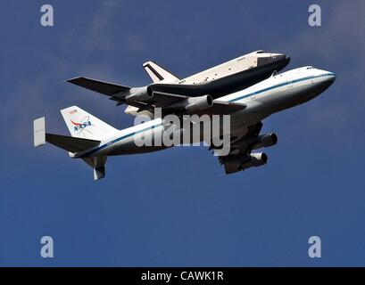 Space Shuttle Enterprise, Reiten Huckepack auf Jumbo Jet vor Ort für Space Shuttle Enterprise fliegt über New York City, über dem Hudson River und die George Washington Bridge, New York, NY 27. April 2012. Foto von: Lee/Everett Collection Stockfoto