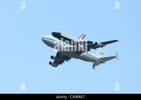 Space Shuttle Enterprise, Reiten Huckepack auf einer 747 kommt in New York City am Freitag, 27. April 2012. Stockfoto