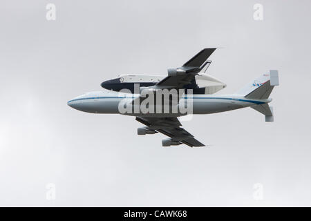 Space Shuttle Enterprise, Reiten Huckepack auf einer 747 kommt in New York City am Freitag, 27. April 2012. Stockfoto