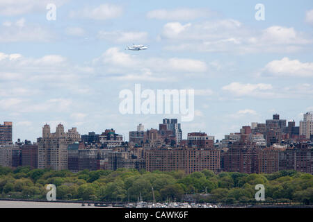 Space Shuttle Enterprise, Reiten Huckepack auf einer 747 fliegt über New York vor der Landung am Flughafen JFK am Freitag, 27. April 2012. Stockfoto