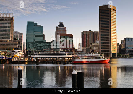 Baltimore Skyline gesehen in den frühen Morgenstunden aus Baltimore Inner Harbor Harbour auf einen schönen Frühling Tag, Maryland, USA. Freitag, 27. April 2012. Stockfoto