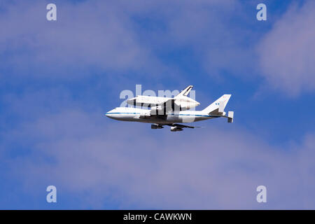 27. April 2012 geändert USA Space Shuttle Enterprise Reiten Huckepack auf einem NASA Boeing 747 nach Süden entlang des Hudson River in New York City auf dem Weg zum JFK Flughafen. Stockfoto