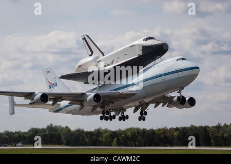 Das NASA Space Shuttle Enterprise auf einem NASA 747 Shuttle Trägerflugzeug montiert startet vom Dulles Flughafen 27. April 2012 außerhalb Washington, DC.  Das Unternehmen wird vom Smithsonian Museum, das Intrepid Sea, Air & Space Museum in New York verschoben. Stockfoto