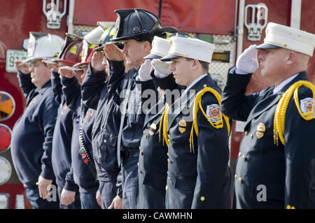 27. April 2012 - China Grove, North Carolina, Vereinigte Staaten von Amerika - 29. Dezember 2010: die Prozession für Feuerwehrmann David Randolph Carpenter macht seinen Weg durch China Grove, NC während einer Trauerfeier Mittwoch, 29. Dezember 2010 in Kannapolis, North Carolina (Credit-Bild: © Sean Meyers/ZUMAPRE Stockfoto