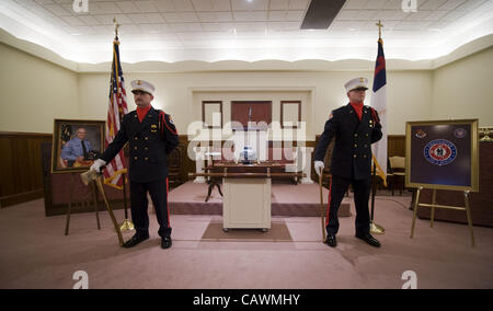 27. April 2012 - Kannapolis, North Carolina, Vereinigte Staaten von Amerika - 29. Dezember 2010: Kannapolis Feuerwehrleute Honor Guard Wache über die Reste der Feuerwehrmann David Randolph Carpenter während einer Trauerfeier Mittwoch, 29. Dezember 2010 in Kannapolis, North Carolina (Credit-Bild: © Sean mich Stockfoto