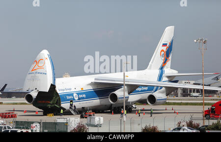 LOS ANGELES, KALIFORNIEN – 27. APRIL 2012. Eine russische Volga-Dnepr Antonov AN-124 weittragende schwere Transportflugzeuge abgestellt am Flughafen von Los Angeles am 27. April 2012.  Es ist der weltweit zweitgrößte Frachtflugzeug. Stockfoto