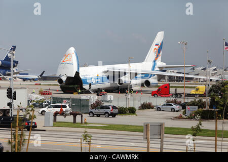 LOS ANGELES, KALIFORNIEN – 27. APRIL 2012. Eine russische Volga-Dnepr Antonov AN-124 weittragende schwere Transportflugzeuge abgestellt am Flughafen von Los Angeles am 27. April 2012.  Es ist der weltweit zweitgrößte Frachtflugzeug. Stockfoto