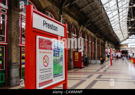 Preston, Lancs. 27.04.2012 - stören Verzögerungen Reisepläne Preston zum Bahnhof nach Evakuierung wegen fehlerhafter Brandmelder. Stockfoto