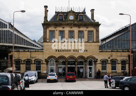 Preston, Lancs. 27.04.2012 - stören Verzögerungen Reisepläne Preston zum Bahnhof nach Evakuierung wegen fehlerhafter Brandmelder. Stockfoto