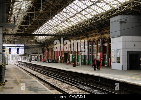 Plattformen auf dem viktorianischen Bahnhof Stockfoto