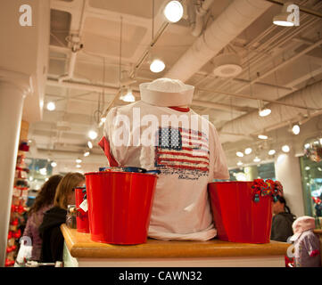 T-Shirt mit der amerikanischen Flagge und andere Souvenirs auf dem Display an einem Laden namens Leben in Charm City in der Harborplace Mall in Pratt Street Paviilion, eine Ansammlung von Geschäften und Restaurants befindet sich an der Baltimore Inner Harbor Harbour Maryland, USA. Stockfoto