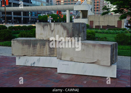 Maryland Denkmal 9/11 in den Inneren Hafen Hafen Baltimore, MD, USA. Dies ist ein Abschnitt des Memorial, die drei Kalkstein Artefakte aus dem Pentagon enthält und ist für diejenigen, die ihr Leben verloren, die Opfer und die Ersthelfer, aus dem Anschlag am 11. September 2001 gewidmet. Andere Artefakte und Gedenkstätten Ehre das Leben derer, die in das World Trade Center und auf Flug 93, die 69 Opfer von Maryland und die anderen aus den USA gestorben und rund um die Welt. Stockfoto