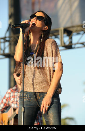 27. April 2012 - Indio, Kalifornien; USA - Sängerin SARA EVANS führt live als Teil der 2012 Stagecoach California Country Music Festivals, das zu den Empire Polofeld stattfindet.  Das dreitägige Festival lockt Tausende von Fans, eine Vielzahl von Künstler auf drei verschiedenen Bühnen zu sehen.  COP Stockfoto