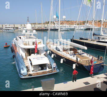 Port Adriano Marina Szene - 'Benita Blue' 33,7 m Superyacht kommen auf Liegeplatz neben 'Alcanara' 29,1 m Dubois Superyacht - während "Mallorca Superyacht Tage" (28.-30. April 2012), Calvia, Süd-West-Mallorca, Balearische Inseln, Spanien. 26. April 2012. Stockfoto