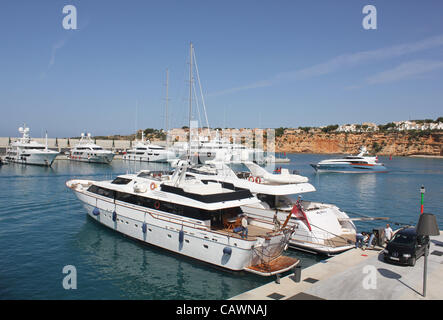 Port Adriano Marina Szene - 'One CD' 33,5 m Superyacht auf Liegeplatz neben "Why Worry" (Baglietto 42,75 m Superyacht) mit der Eingabe von Benita Blue 33,7 m - während "Mallorca Superyacht Tage" (28.-30. April 2012), Calvia, Süd-West-Mallorca, Balearische Inseln, Spanien. 26. April 2012. Stockfoto