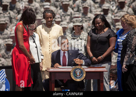 US-Präsident Barack Obama unterzeichnet eine Ausführungsverordnung erfordert mehr Offenlegung von Hochschulen als Michelle Obama und andere schauen Armeestützpunkt Fort Stewart als First Lady Michelle Obama am 27. April 2012 in Hinesville, Georgien sieht.  Obama kam an der Basis zu unterzeichnen eine Ausführungsverordnung erfordert mehr dis Stockfoto