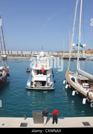 Port Adriano Marina Szene - 'Benita Blue' 33,7 m Superyacht kommen auf Liegeplatz - während "Mallorca Superyacht Tage" (28.-30. April 2012), Calvia, Süd-West-Mallorca, Balearische Inseln, Spanien. 26. April 2012. Stockfoto