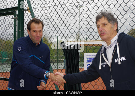 Tennis-star Greg Rusedski öffnet die neue Sandplätze und Anstrahlung Barnt Green Sports Club. Die £170.000 Verbesserungen erlauben spielen weiterhin bei jeder Witterung statt. Datum 28. April 2012. Stockfoto