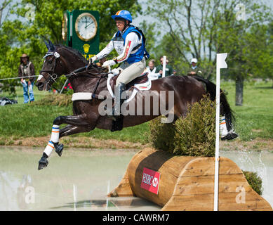 28. April 2012 - USA - Heather Morris, im Wettbewerb mit der Rolex 3-tägigen Veranstaltung Kentucky an Bord Schiefer Fluss während der Cross Country-Phase am 28. April 2012 im Kentucky Horse Park in Lexington, Kentucky. (Kredit-Bild: © Scott Serio/Eclipse-Sportswire/Eclipse/ZUMAPRESS.com) Stockfoto