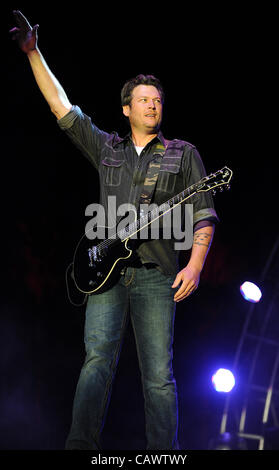 28. April 2012 - Indio, Kalifornien; USA - führt Musiker BLAKE SHELTON live als Teil der 2012 Stagecoach California Country Music Festivals, das zu den Empire Polofeld stattfindet.  Das dreitägige Festival lockt Tausende von Fans, eine Vielzahl von Künstler auf drei verschiedenen Bühnen zu sehen. Stockfoto