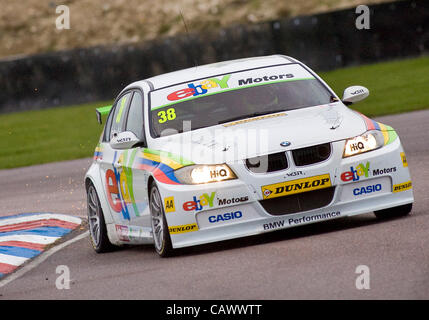 28.04.2012 die Thruxton, Tom Onslow-Cole fahren Ebay Motors BMW 320i E90 in Aktion während Samstag nass in 2012 British Touring Car Championship Qualifikation. Stockfoto