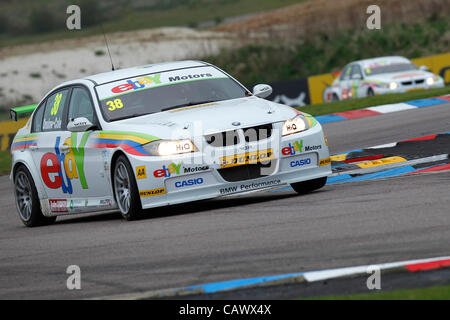 2.04.2012 der Thruxton, Tom Onslow-Cole fahren Ebay Motors BMW 320i E90 in Aktion während Samstag nass in 2012 British Touring Car Championship Qualifikation. Stockfoto